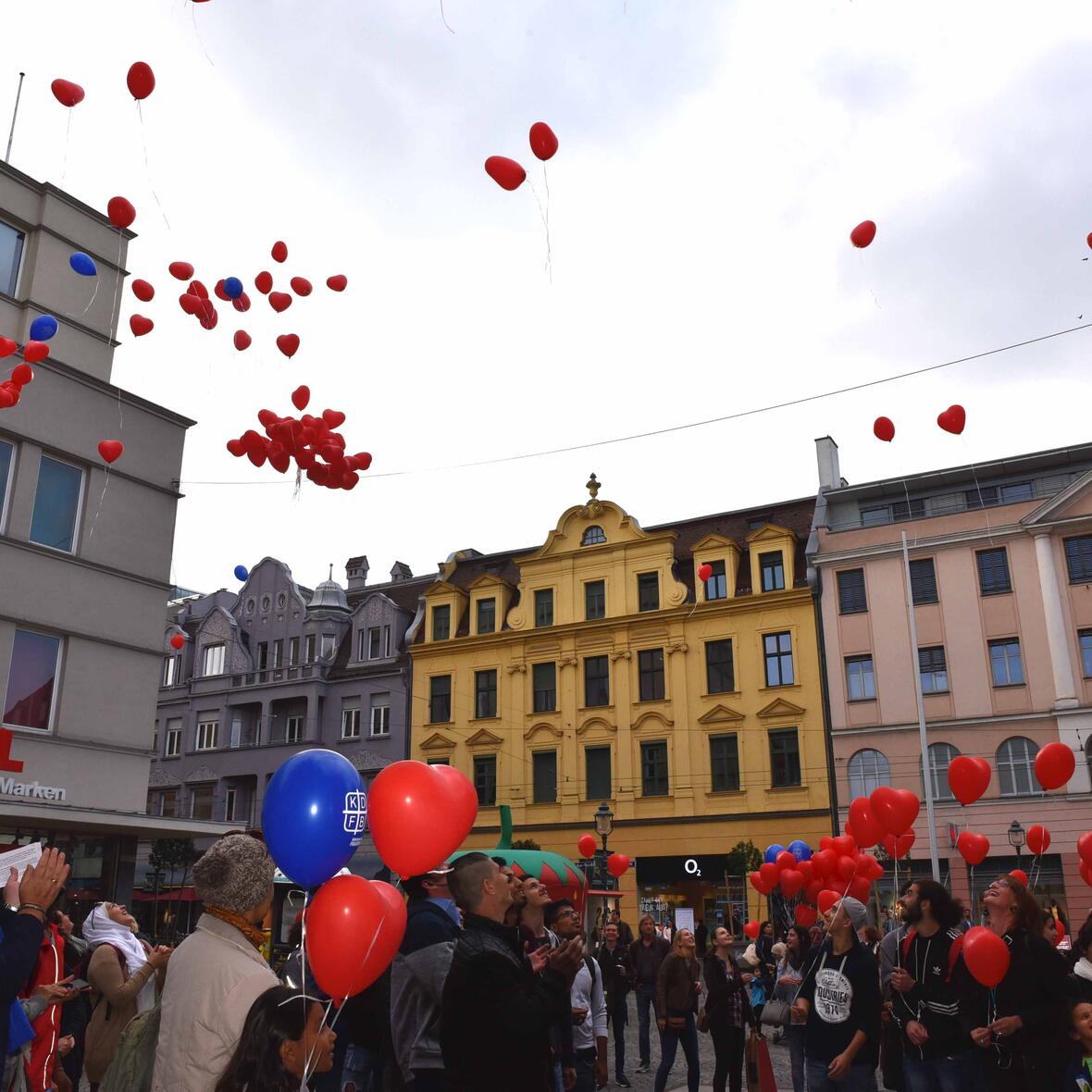 Viele Herzen flogen da in die Luft: Zum "Internationalen Tag des Friedens" hat der Frauenbund für ein respektvolles Miteinander geworben. (Fotos: Maria Steber/pba). 