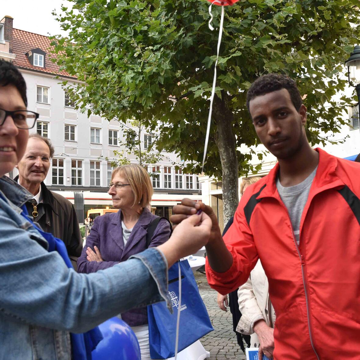 aktion-herz-zeigen-solidaritaetsaktion-ruft-zu-kultur-der-wertschaetzung-und-mitmenschlichkeit-auf1763960