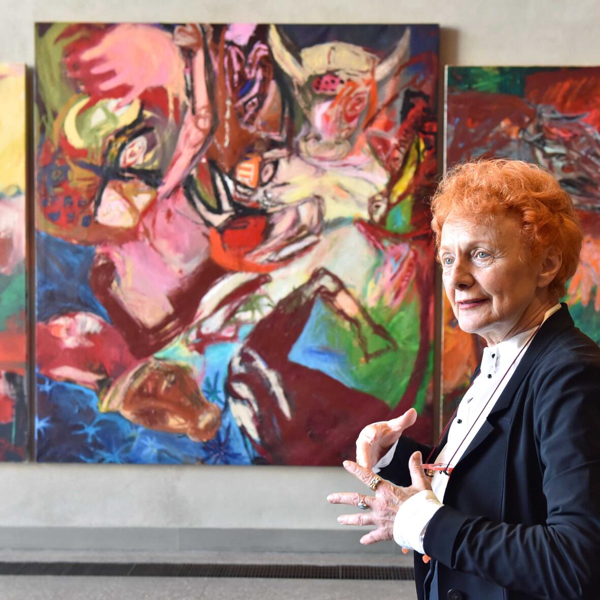 Die Künstlerin Rita De Muynck beim Presserundgang vor der Ausstellungseröffnung. (Foto: Nicolas Schnall/Pressestelle Bistum Augsburg)