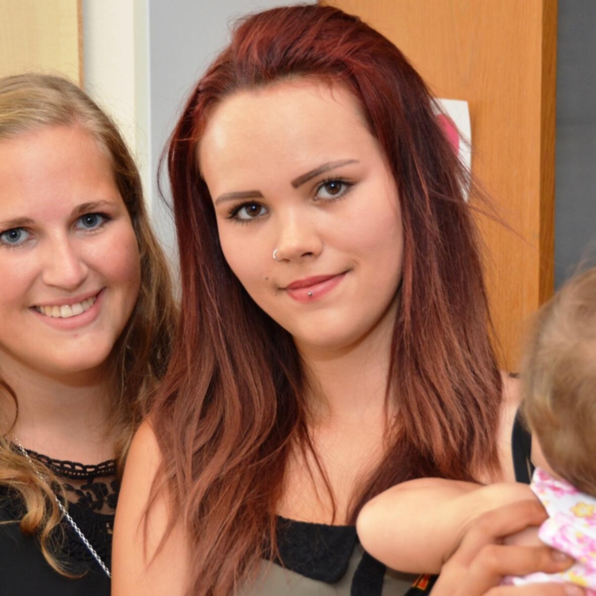 Michaela Simmling (links), Mitarbeiterin des Mutter-Kind-Wohnens Sankt Hildegard in Memmingen, mit der jungen Mutter Janine und ihrer einjährigen Tochter. (Foto: KJF/Kathrin Ruf) 