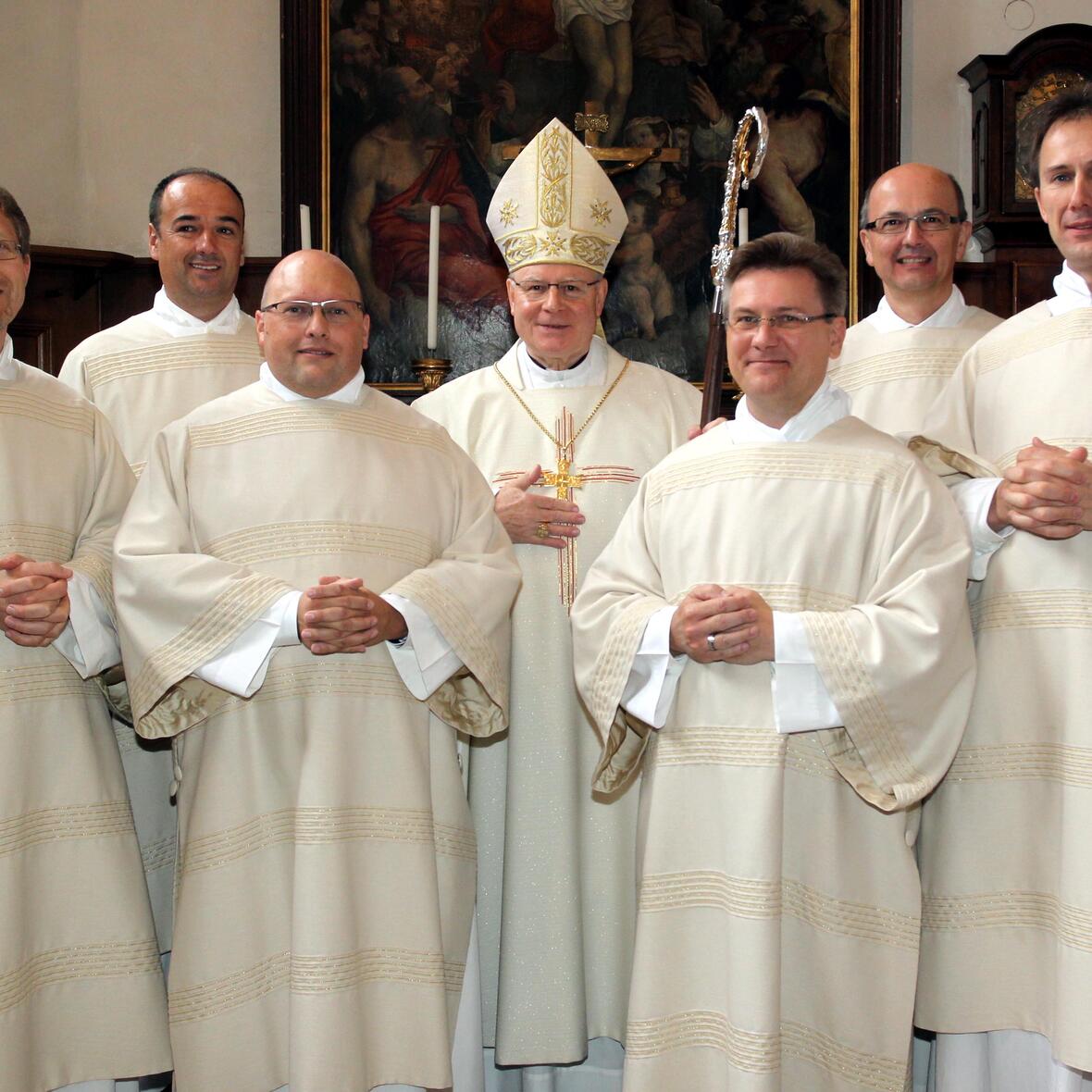 Bischof Dr. Konrad Zdarsa zusammen mit den neuen Diakonen (v.l.): Dr. Thomas Gröpl, Ante Zovko, Helmut Schneider, Erich Wagner, Dr. Thomas Bücherl und Richard Reißner. (Gruppenbild: pba/Annette Zoepf; Porträts: pba/Daniel Jäckel)