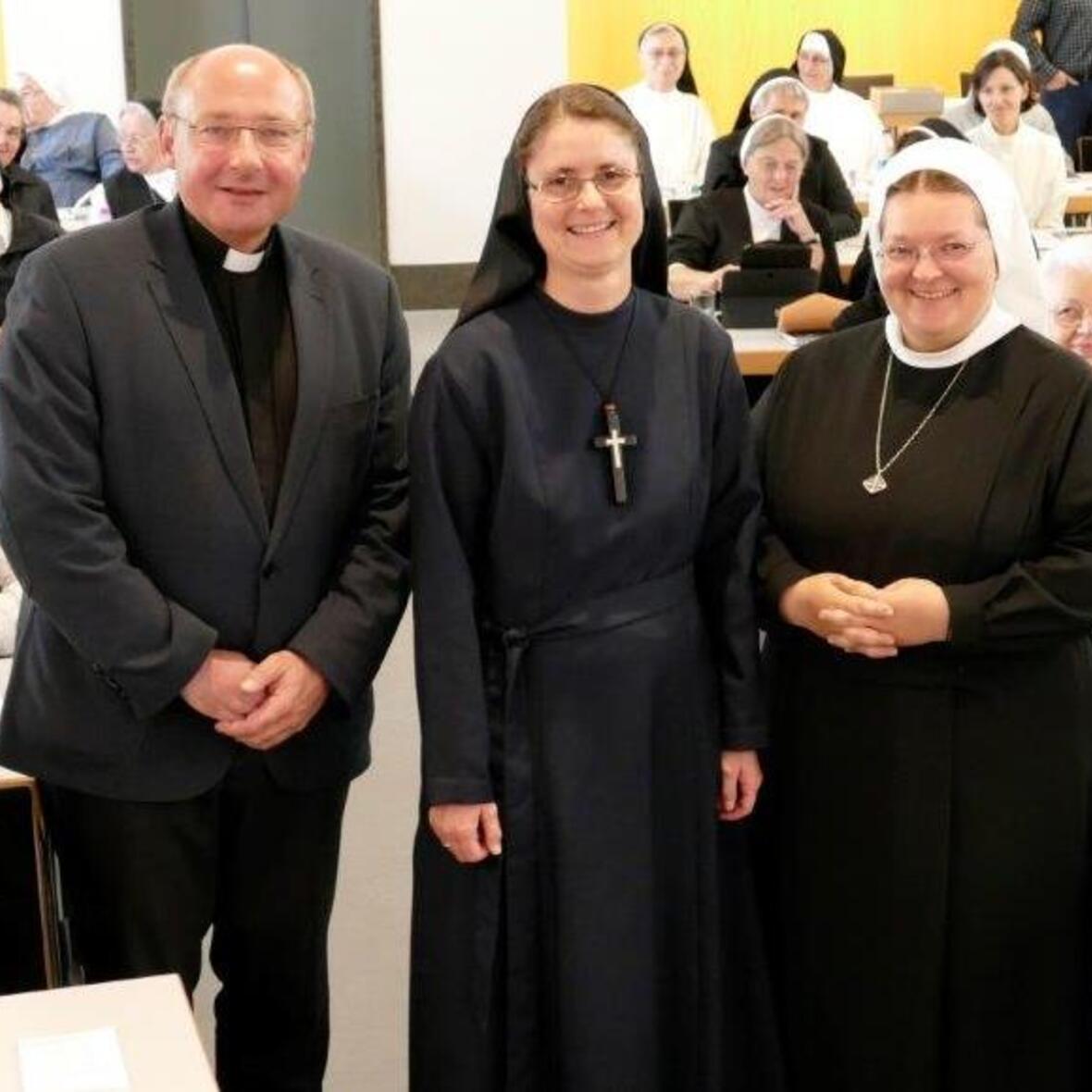 stehend von links im Kreis der Ordensoberen: Ordensreferent Pfarrer Dr. Ulrich Lindl, Referentin Schwester Mary Helena Hopf RSM und Schwester Veronika M. Häußler vom Ordensreferat. (Foto: Christoph Paulus)