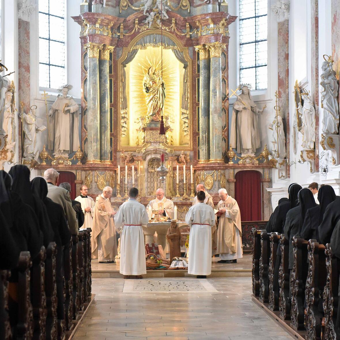 Bischof Konrad feiert mit den Dillinger Franziskanerinnen die Wiedereröffnung der Klosterkirche Maria Medingen. (Fotos: pba/Romana Kröling)