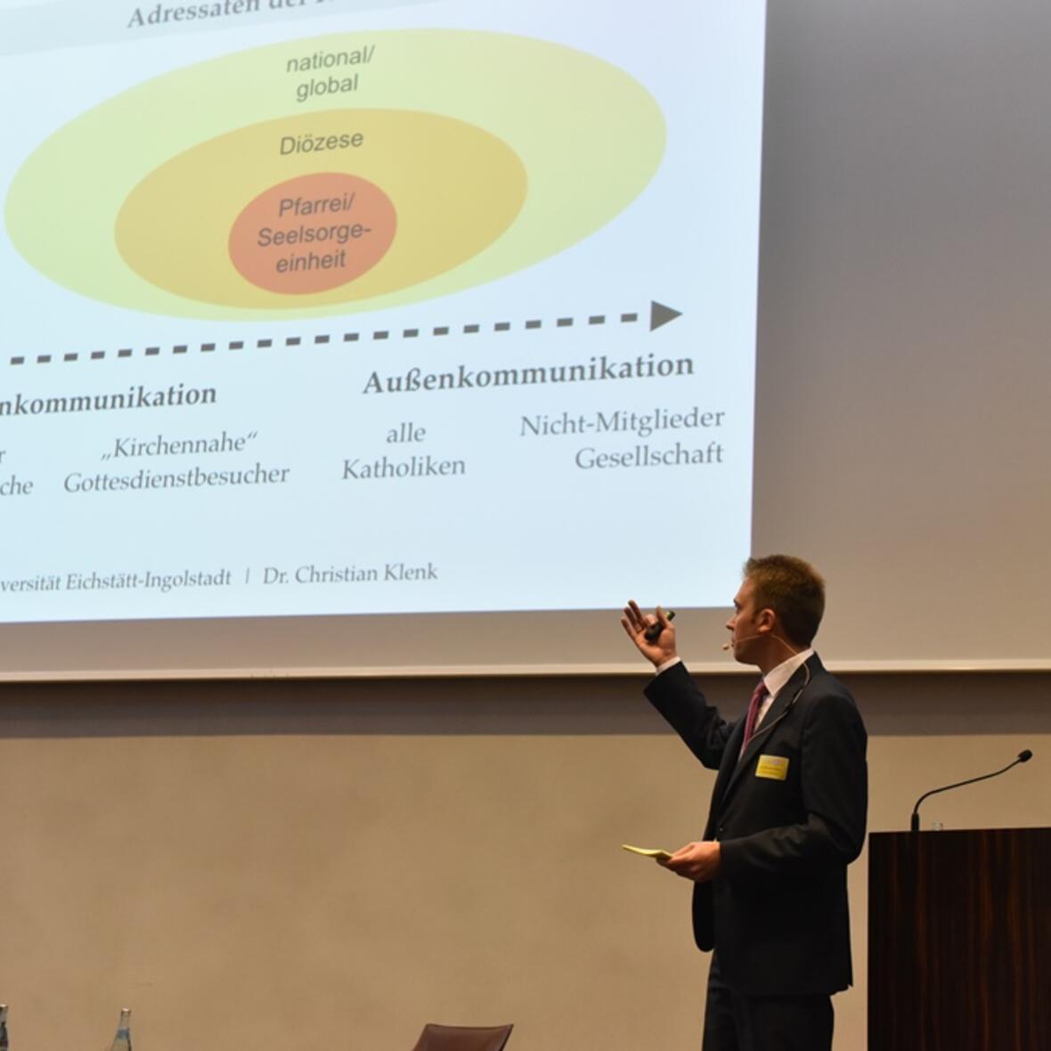 Den Impulsvortrag hielt Dr. Christian Klenk, Diplom-Journalist und Leiter der Stabsabteilung Entwicklung und Kommunikation der Katholischen Universität Eichstätt-Ingolstadt.