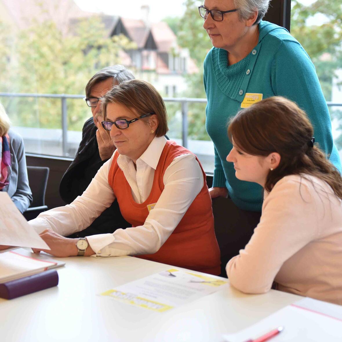 Gemeinsam auf der Suche nach einer Lösung:Gruppenarbeit bei der Foto-Werkstatt. 