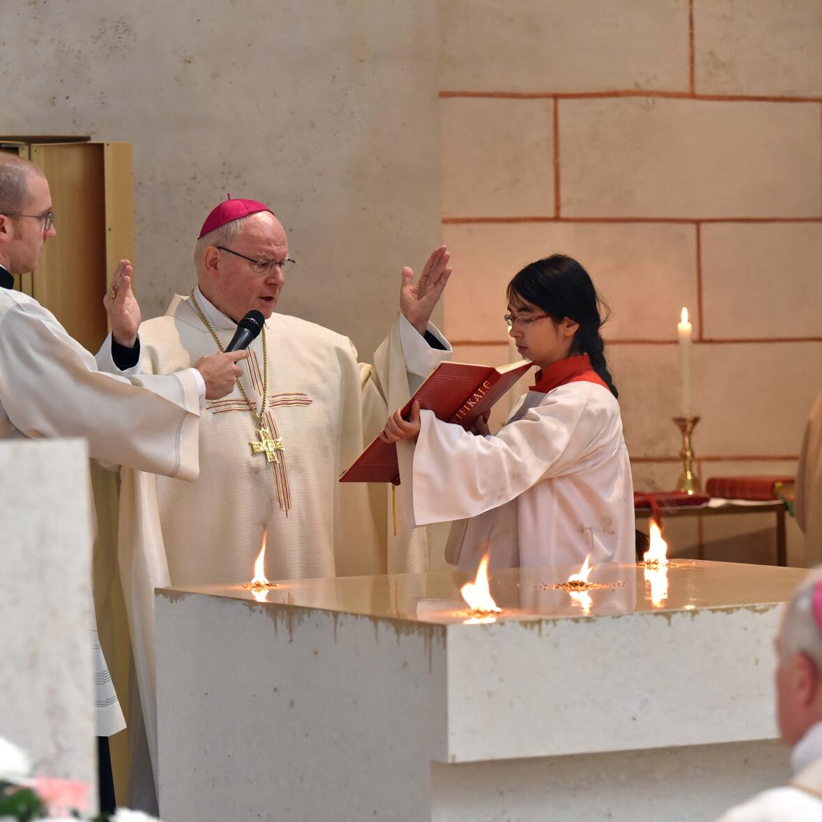 Am Ende der Altarweihe stand des Segensgebeit. (Foto: Nicolas Schnall/pba)