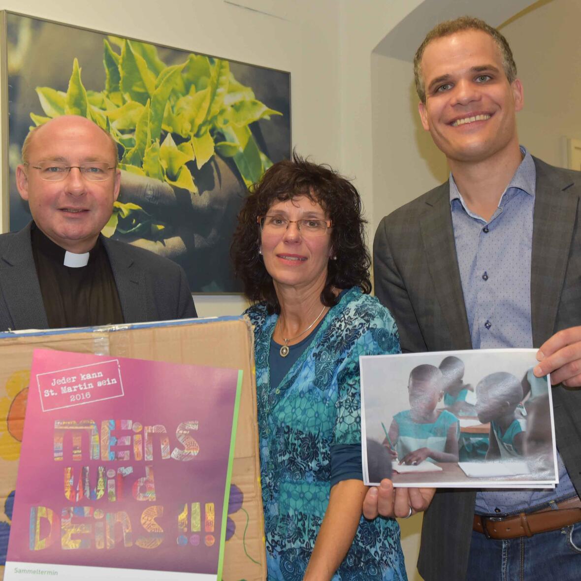 Pfarrer Dr. Ulrich Lindl, Leiter der Hauptabteilung Kirchliches Leben, Maria Kalik von der Kindertagesstätte St. Gallus Steppach und Gregor Uhl, Geschäftsführer der aktion hoffnung. (Foto: Maria Steber/pba.)