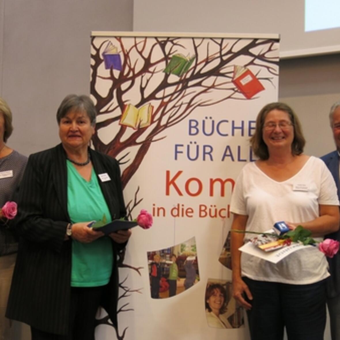 Verleihung des silbernen Ehrenzeichens des Sankt Michaelsbundes für langjährige ehrenamtliche Büchereiarbeit. (Foto: St. Michaelsbund)