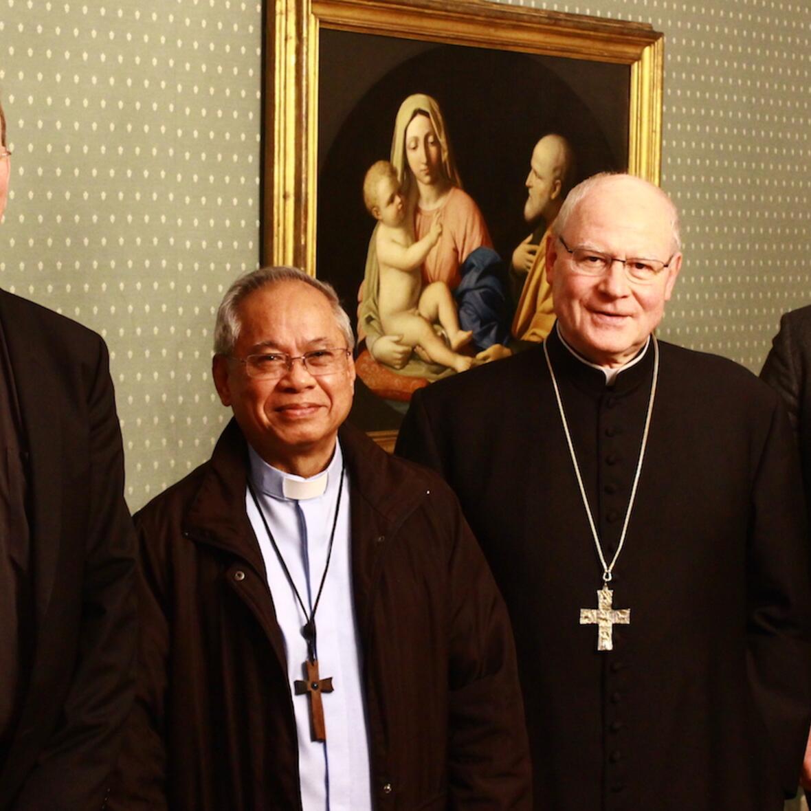 Haben sich heute im Augsburger Bischofshaus getroffen (v.l.): Msgr. Wolfgang Huber, Kardinal Orlando B. Quevedo, Bischof Konrad Zdarsa, Pfarrer Ulrich Lindl. (Foto: Johannes Steber)
