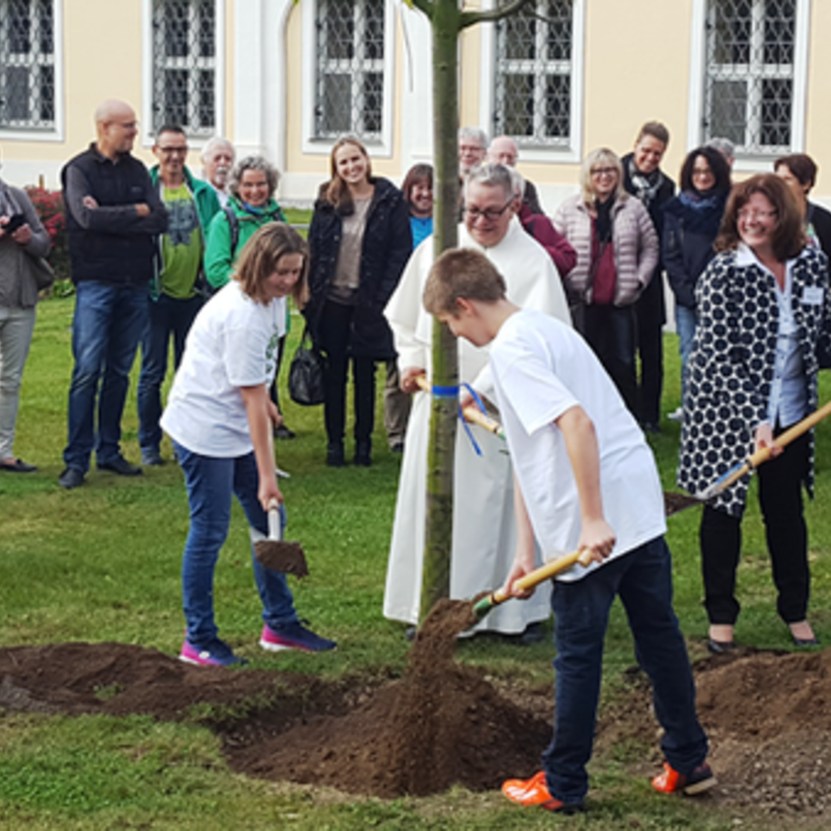 Symbolischer Beitrag zum Erhalt der Schöpfung: Teilnehmer aus den Dekanaten beteiligten sich an der Baumpflanzaktion. Hier rechts auf dem Bild Diözesanratsvorsitzende Hildegard Schütz zusammen mit den jugendlichen Botschaftern der Initiative Plant for the planet. (Foto: Diözesanrat der Katholiken)