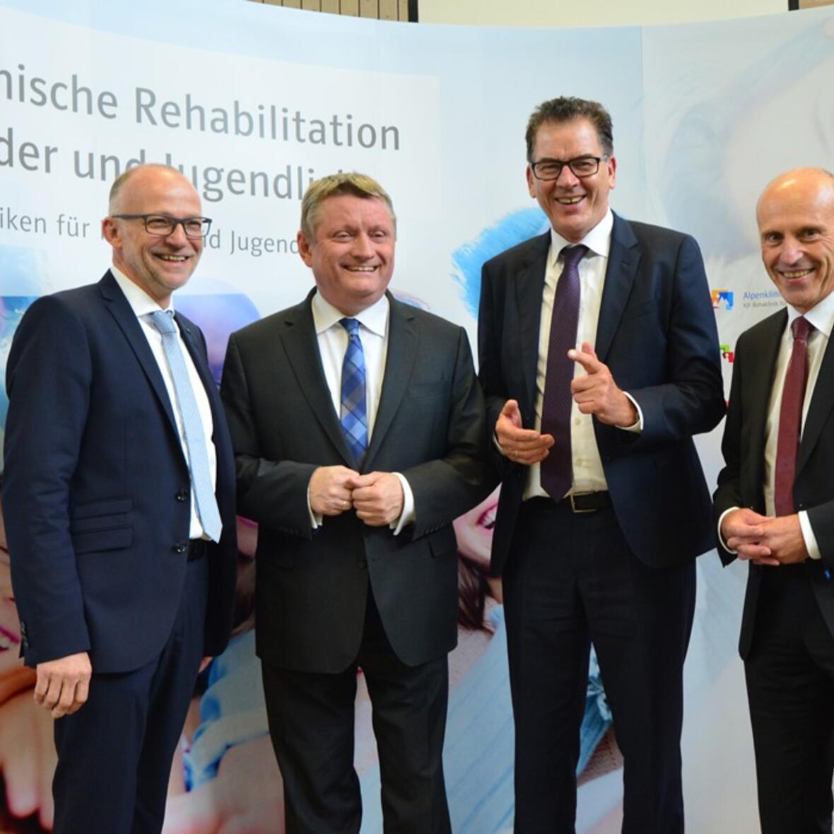 (v.l.) Dr. Bernhard Hoch von der KJF, Bundesgesundheitsminister Hermann Gröhe, Bundesentwicklungshilfeminister Dr. Gerd Müller und KJF-Direktor Markus Mayer in der Alpenklinik Santa Maria in Oberjoch. (Foto: KJF/Winfried Karg)