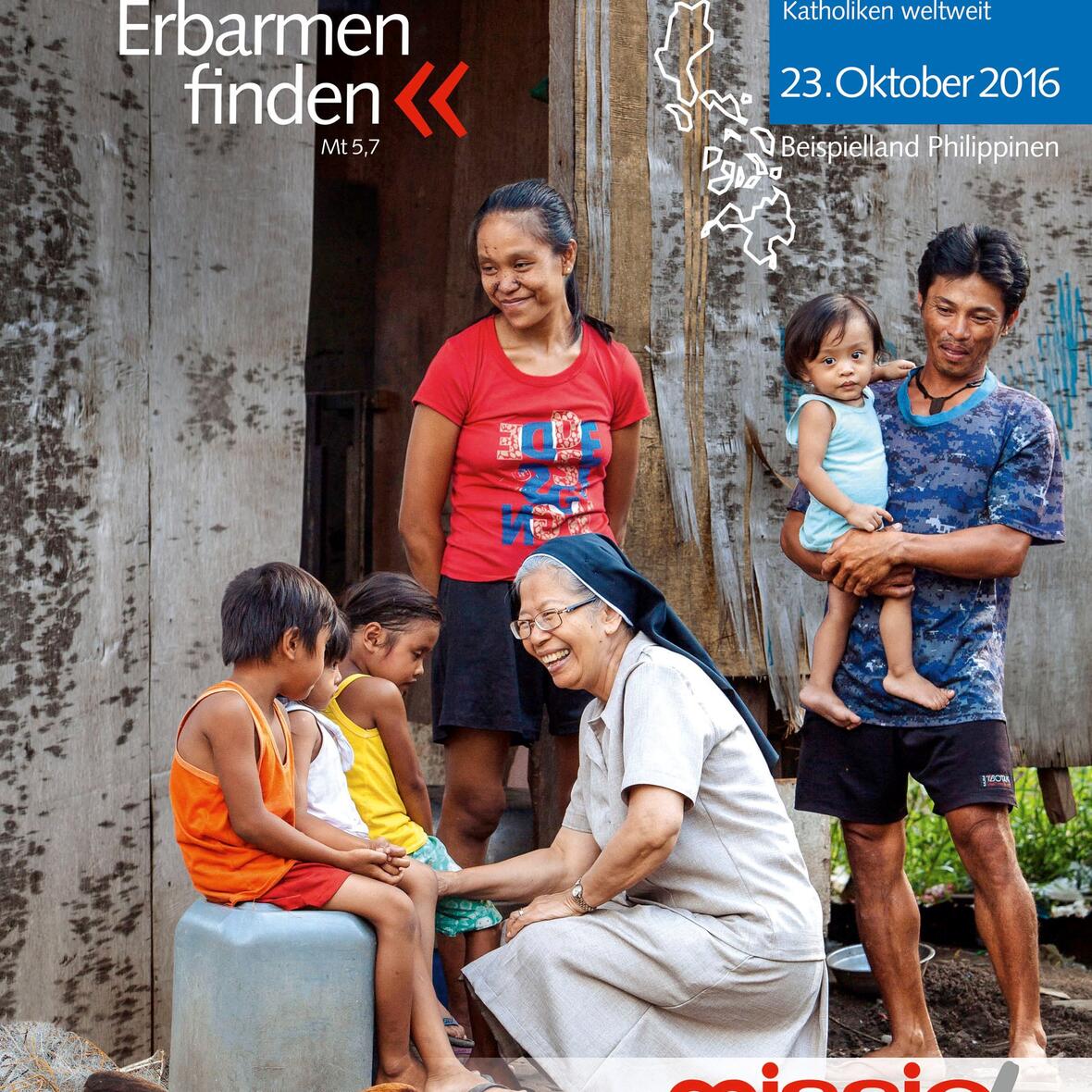 Auf dem Plakat zu sehen ist die philippinische Familie Espera, die in der Region um Tacloban City wohnt und vom Fischfang lebt. 2013 fegte der gewaltige Taifun Yolanda über das Gebiet und hinterließ große Zerstörung. Schwester Celine Saplala von den Tutzinger Missionsbenediktinerinnen begleitete die Familie durch die schwere Zeit und half nach dem Wirbelsturm mit, damit Eltern und Kinder ihr Leben wieder selbst in die Hand nehmen konnten.