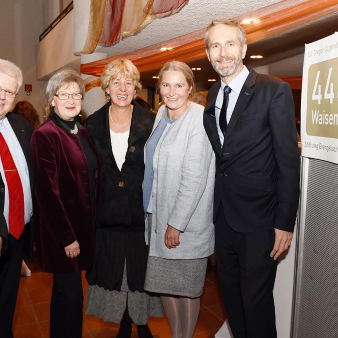 Den Abschluss ihres Jubiläums „444 Jahre Waisenhaus in Augsburg“ feierten Vertreter der St. Gregor Kinder-, Jugend- und Familienhilfe der Katholischen Waisenhaus-Stiftung Augsburg und der Evangelischen Kinder- und Jugendhilfezentrum der Stiftung Evangelisches Waisenhaus und Klauckehaus Augsburg mit einem Festabend. (Bild: Ruth Plössel)