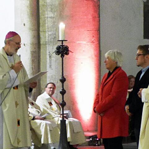 Der Kölner Weihbischof Ansgar Puff verliest bei der Bundesversammlung des Kolpingwerkes Deutschland die Beauftragungsurkunde der Deutschen Bischofskonferenz für die neue Geistliche Leiterin Rosalia Walter. (Foto: Johann Michael Geisenfelder)