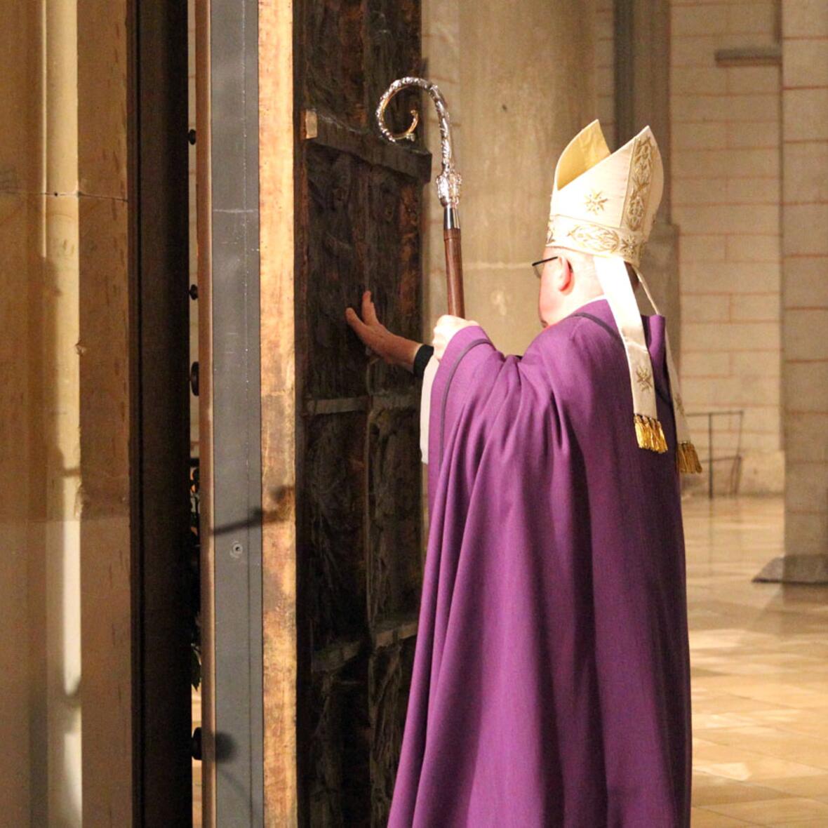 Vor einem Jahr hat Bischof Konrad die Heilige Pforte am Augsburger Dom geöffnet, nun wird sie wieder geschlossen. (Foto: pba/Annette Zoepf)
