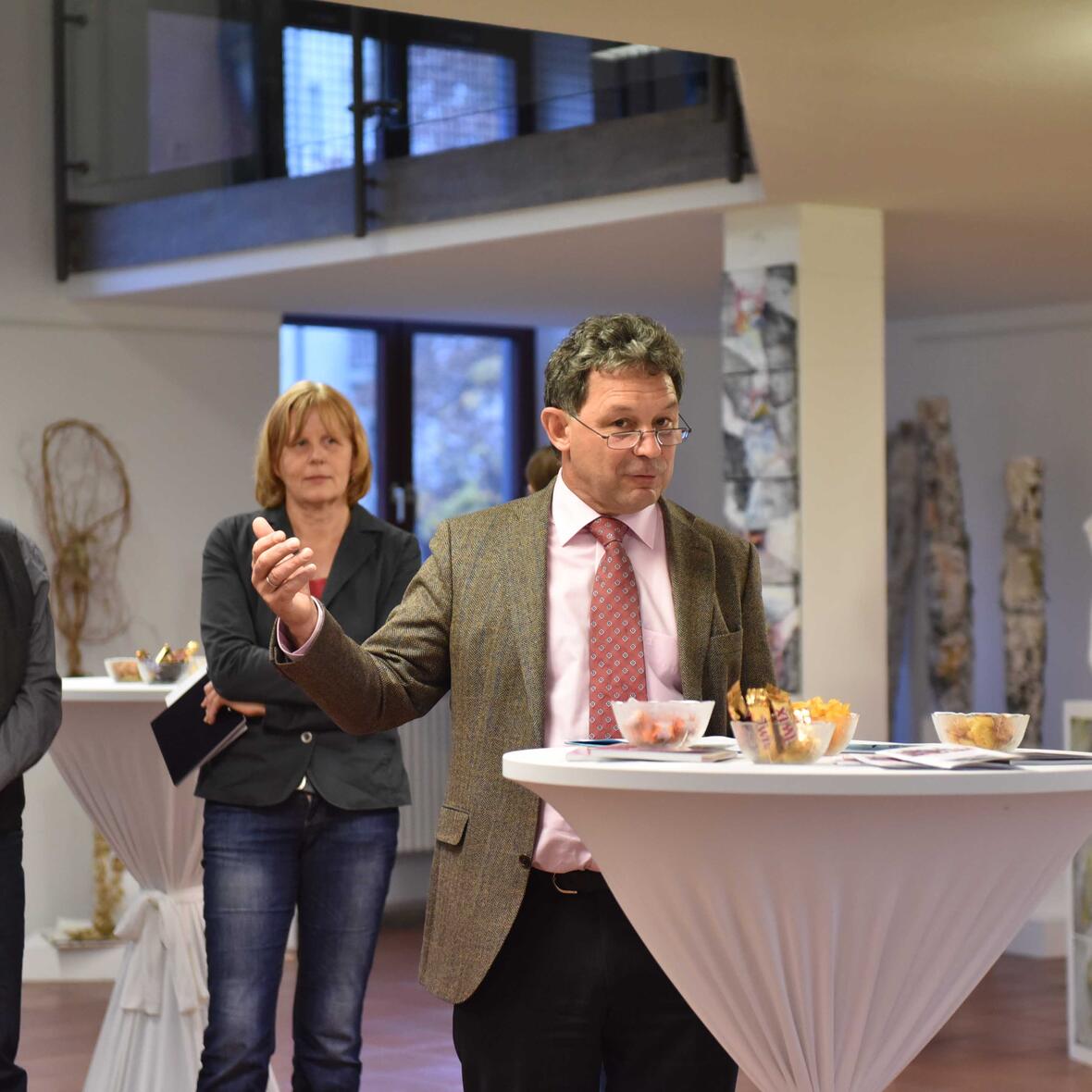 Einführende Worte zur Vernissage gab Dr. Anton Schuster, Leiter der Abteilung Fortbildung. Foto: Maria Steber/pba.  