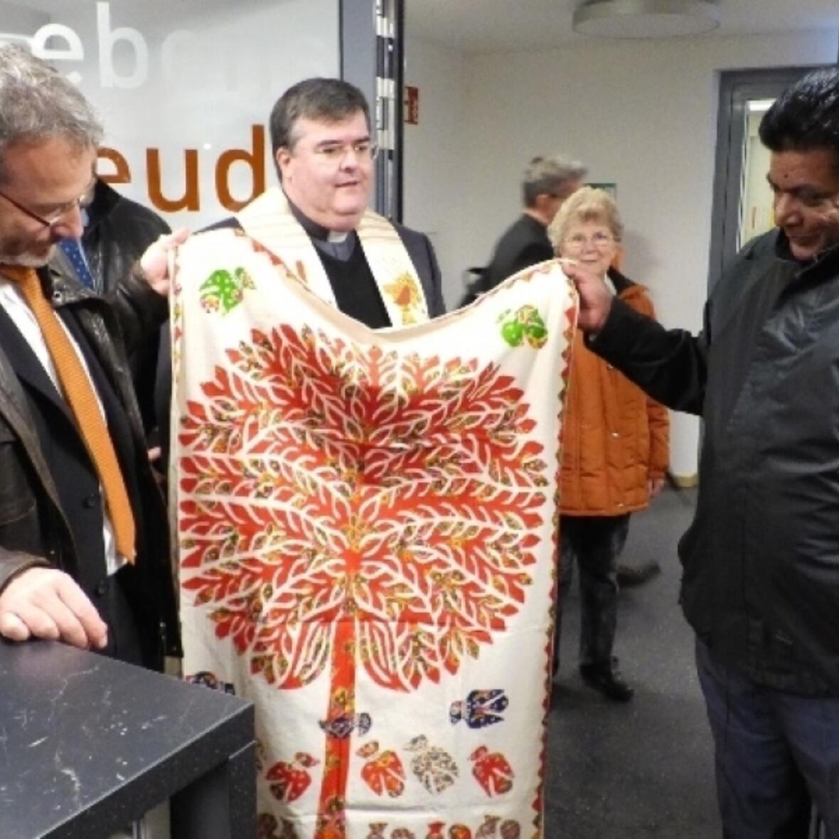 Indische Gäste bringen ein Geschenk zur Einweihung. (Foto: Kolping)