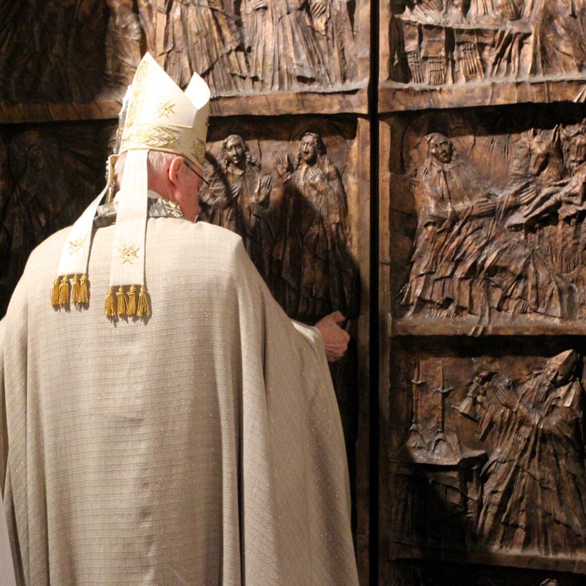 Nach einer feierlichen Prozession der Gläubigen durch die Heilige Pforte wurde sie von Bischof Konrad geschlossen. (Foto: Annette Zoepf/pba)