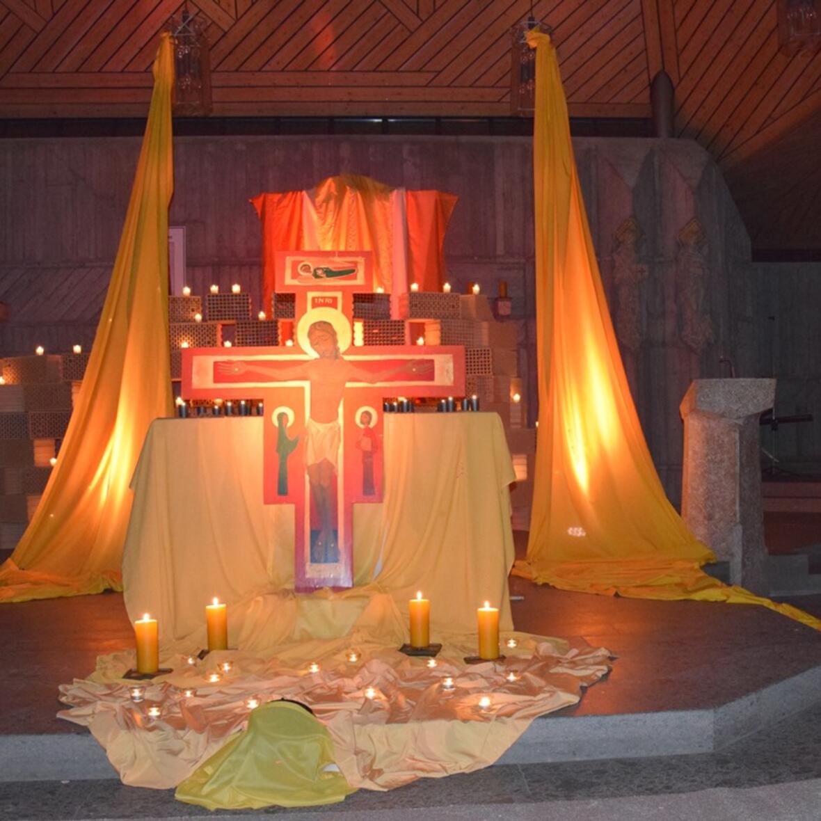 Zur ersten „Nacht der Lichter“ waren am Freitag in die katholische Pfarrkirche St. Hedwig rund 300 Gläubige gekommen. Frère Timothée aus Taizé sprach über „Neue Wege der Solidarität“. (Foto: Sabine Verspohl-Nitsche/pdke)