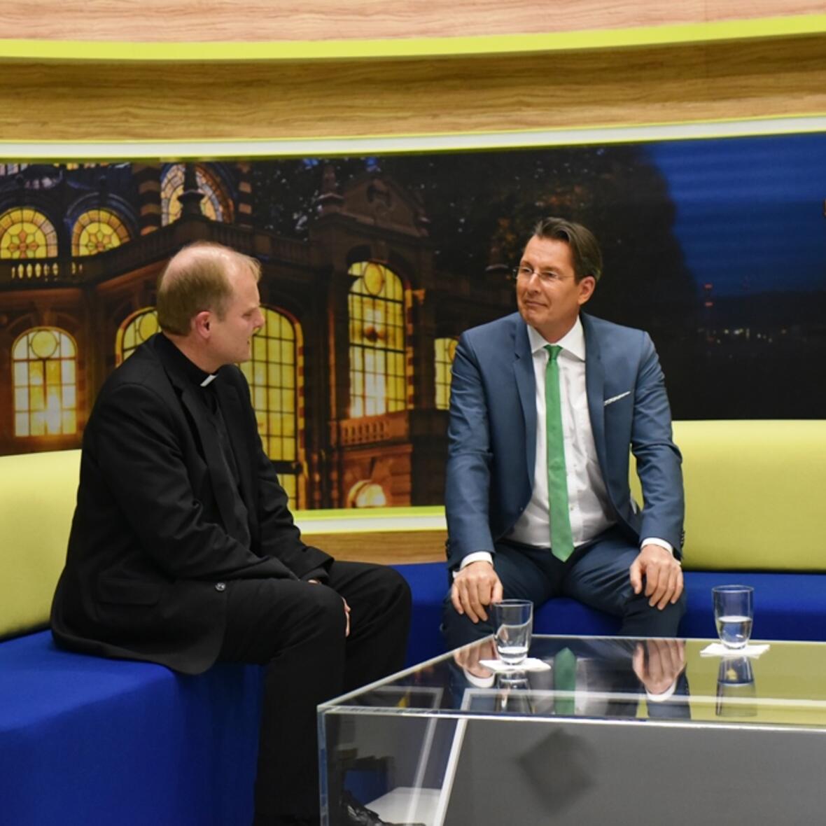 Weihbischof Florian Wörner im "Stadtgespräch" mit Jan Klukkert. (Foto: pba/Romana Kröling)