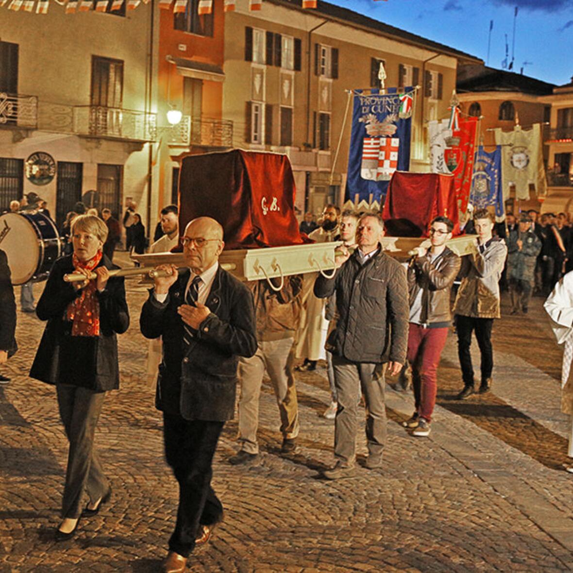 „Wir haben die Last eines ganzen Volkes getragen, mit Tränen in den Augen und voller Scham“: Andrea Weißenbach und Marius Langer durften die Gebeine der beiden im II. Weltkrieg von deutschen Soldaten ermordeten Priester tragen. (Foto: Michele Siciliano)