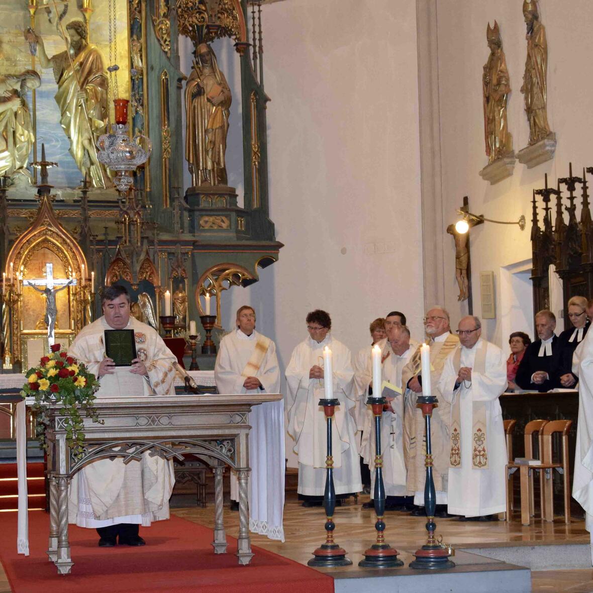 Während der Amtseinführung durch Generalvikar Heinrich sprach Dekan Karl-Bert Matthias das Glaubensbekenntnis und den Treueeid gegenüber dem Bischof. (Foto: Sabine Verspohl-Nitsche/pba)
