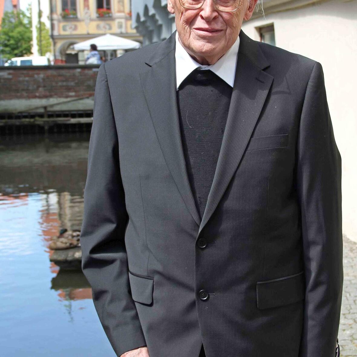 Weihbischof Max Ziegelbauer am Stadtbach seiner geliebten Heimatstadt Memmingen. (Archivaufnahme aus dem Jahr 2013. Foto: Alexandra Wehr/Pressestelle Stadt Memmingen)
