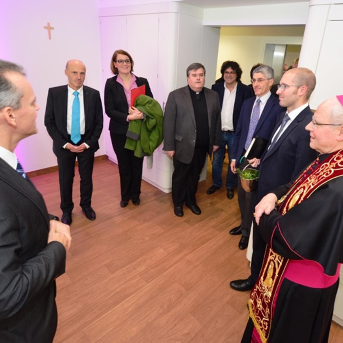 Bischof Dr. Konrad Zdarsa bei der Besichtigung des neuen Kreißsaals, hier mit (von links) Josefinum-Verwaltungsdirektor Bernd Lechner, KJF-Vorstandsvorsitzendem Markus Mayer, Bürgermeisterin Eva Weber, Generalvikar Harald Heinrich und Bischöflicher Finanzdirektor Dr. Klaus Donaubauer. (Fotos: KJF/Winfried Karg) 