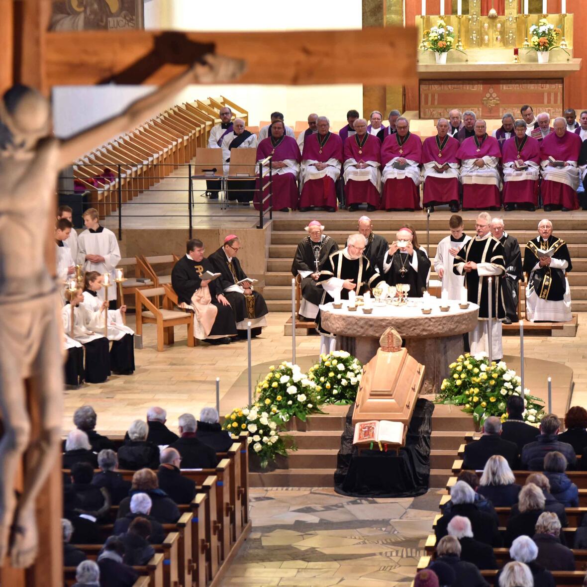 Das Pontifikalreqiuem für Weihbischof Max in der Memminger Stadtpfarrkirche St. Josef wurde von Bischof Dr. Konrad Zdarsa zelebriert. (Foto: Nicolas Schnall/pba)