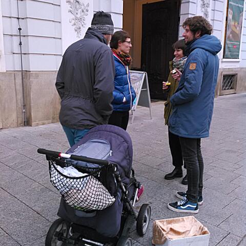 teilnehmer-des-mission-possible-kurs-verteilen-adventslichter-an-passanten1800093