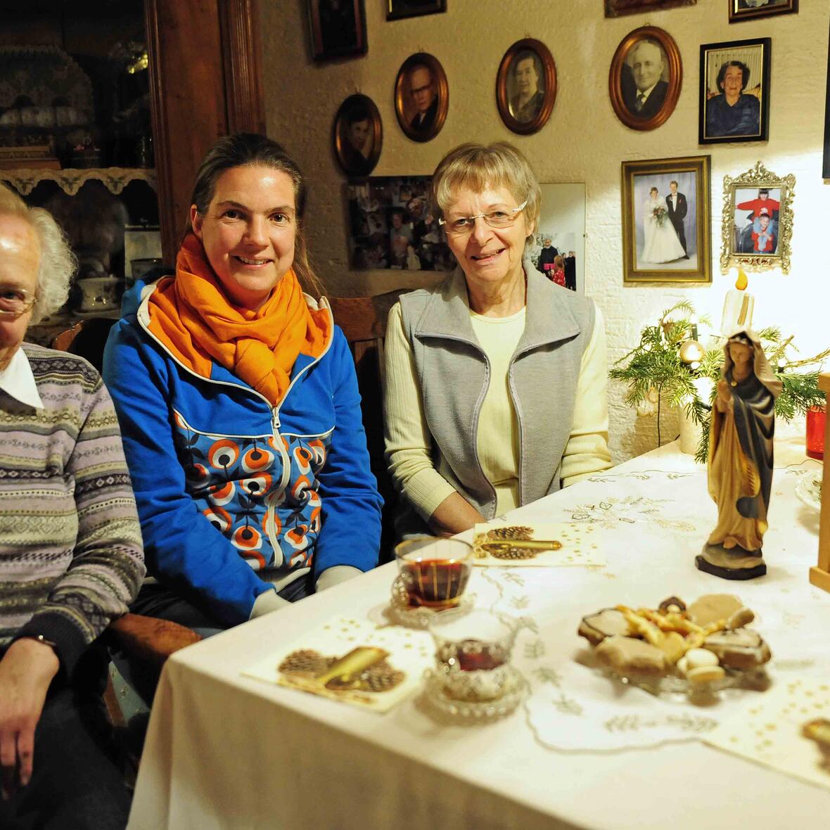 Die Trägerinnen des Frauenbunds: Sie bringen die Marienfigur von Haus zu Haus. Foto: Maria Steber/pba.