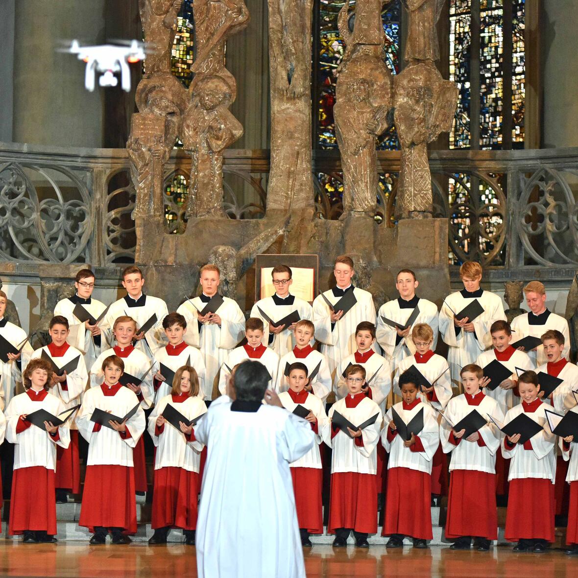 Die Augsburger Domsingknaben während der Dreharbeiten im Dom. (Foto: Nicolas Schnall / pba)