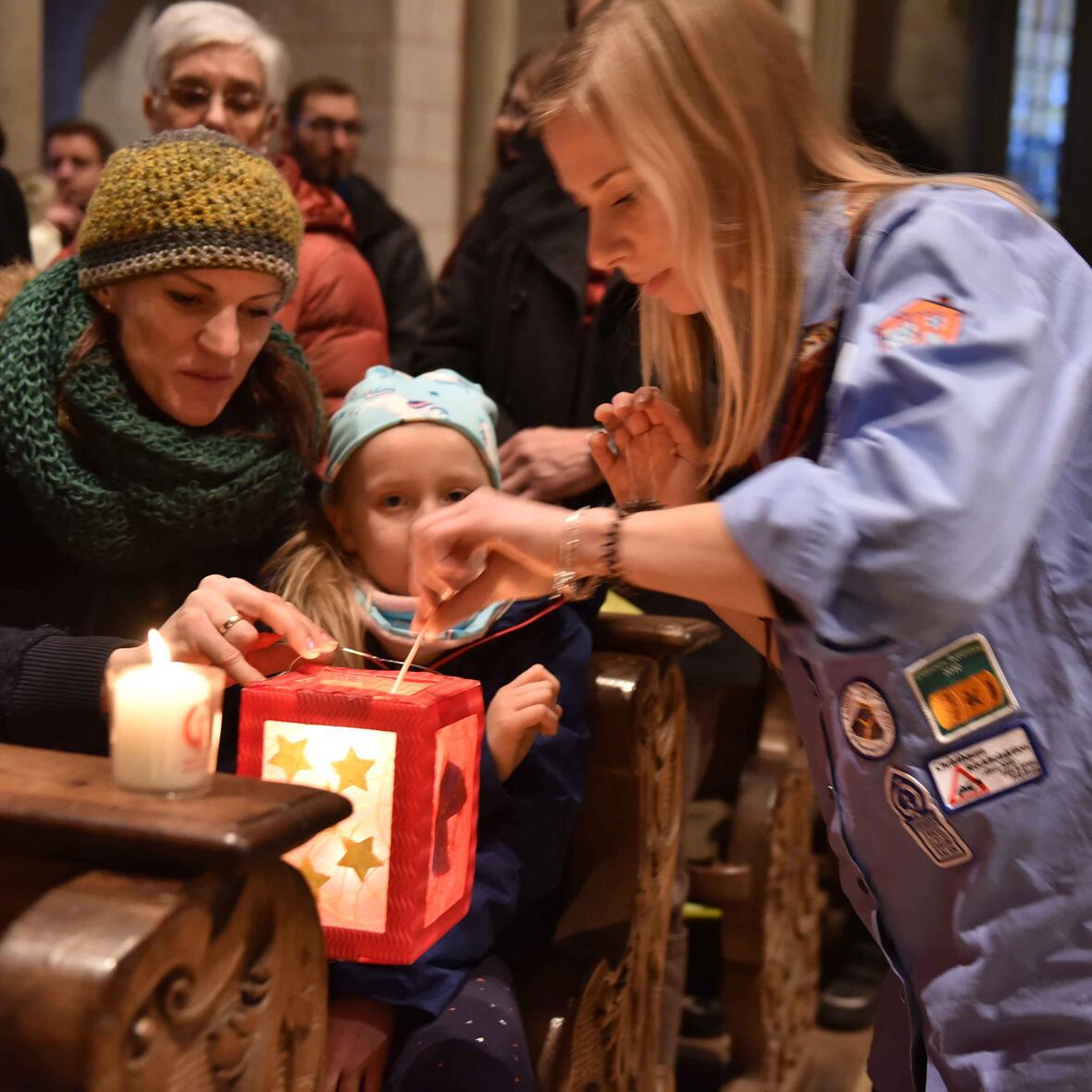 Pfadfinderinnen verteilten das Friedenslicht an die Gläubigen im Dom. (Fotos: Maria Steber / pba)