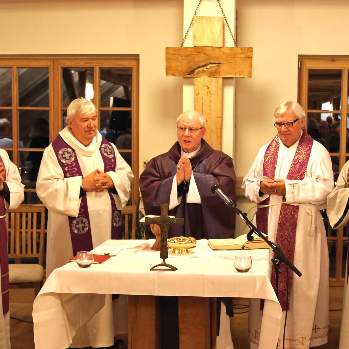 Bischof Dr. Konrad Zdarsa mit den Zwillingsbrüdern Frei Hans Stapel (links), Gründer der Fazenda, und Pater Paul Stapel (rechts), der die Fazenda in Deutschland aufgebaut hat. (Foto: Kirche in Not)