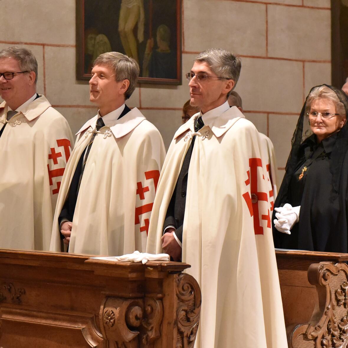 Die Augsburger Gemeinschaft der Ritter und Damen vom Heiligen Grab zu Jerusalem feierten im Augsburger Dom einen Gottesdienst. Hier in der ersten Reihe zu sehen (v.r.): der scheidende Leitende Komtur, Dr. Klaus Donaubauer, sein Nachfolger, Prof. Dr. Christoph Becker, und der Präsident der Bayerischen Ordensprovinz, Folker Müller. (Foto: Romana Kröling / pba)