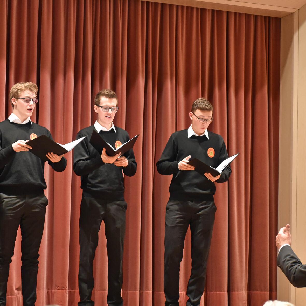 Ein Ensemble der Augsburger Domsingknaben unter der Leitung von Domkapellmeister Reinhard Kammler umrahmte die Feier musikalisch.