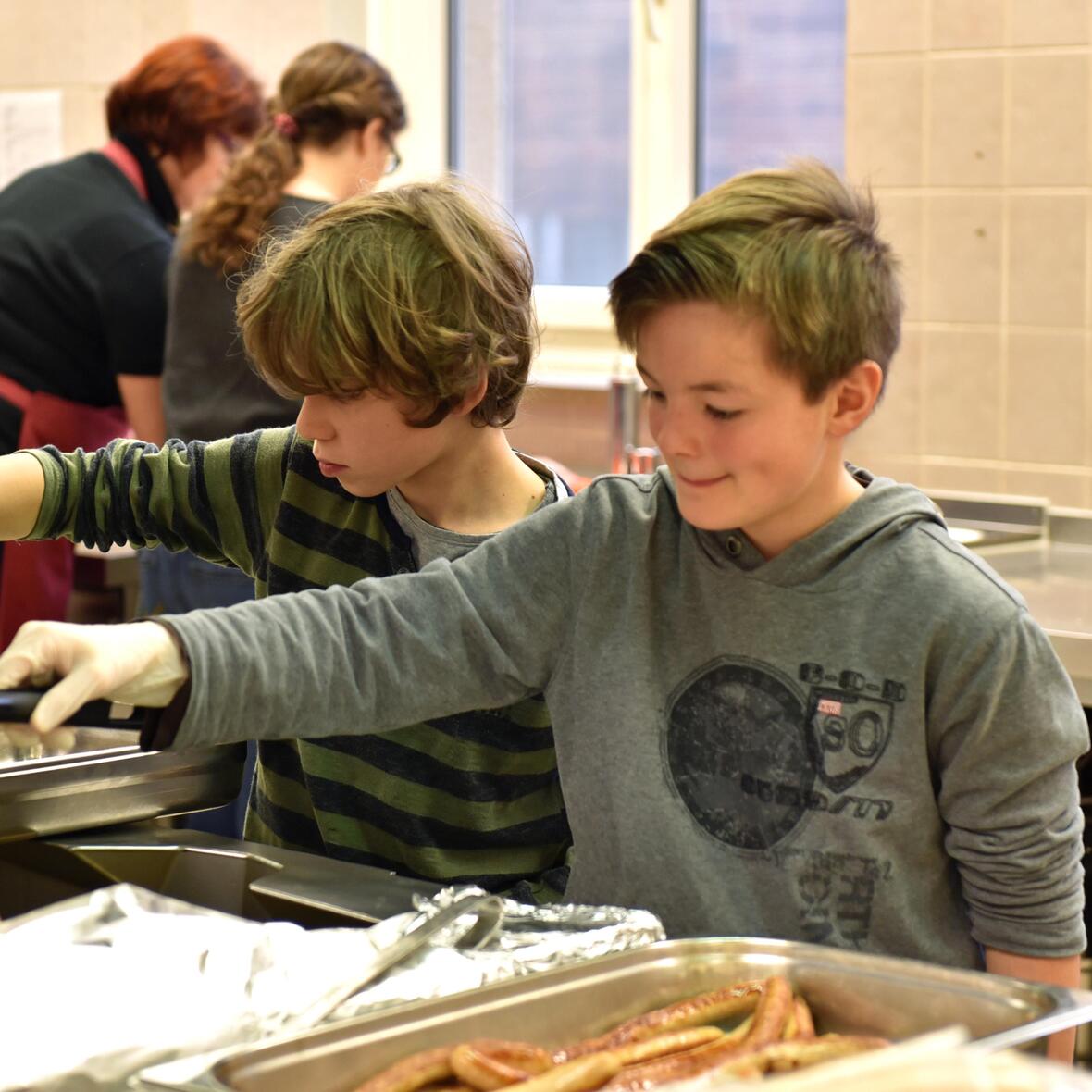 Schüler der 5. Jahrgangsstufe bereiteten für die Mittagsverpflegung auch Bosnas zu.