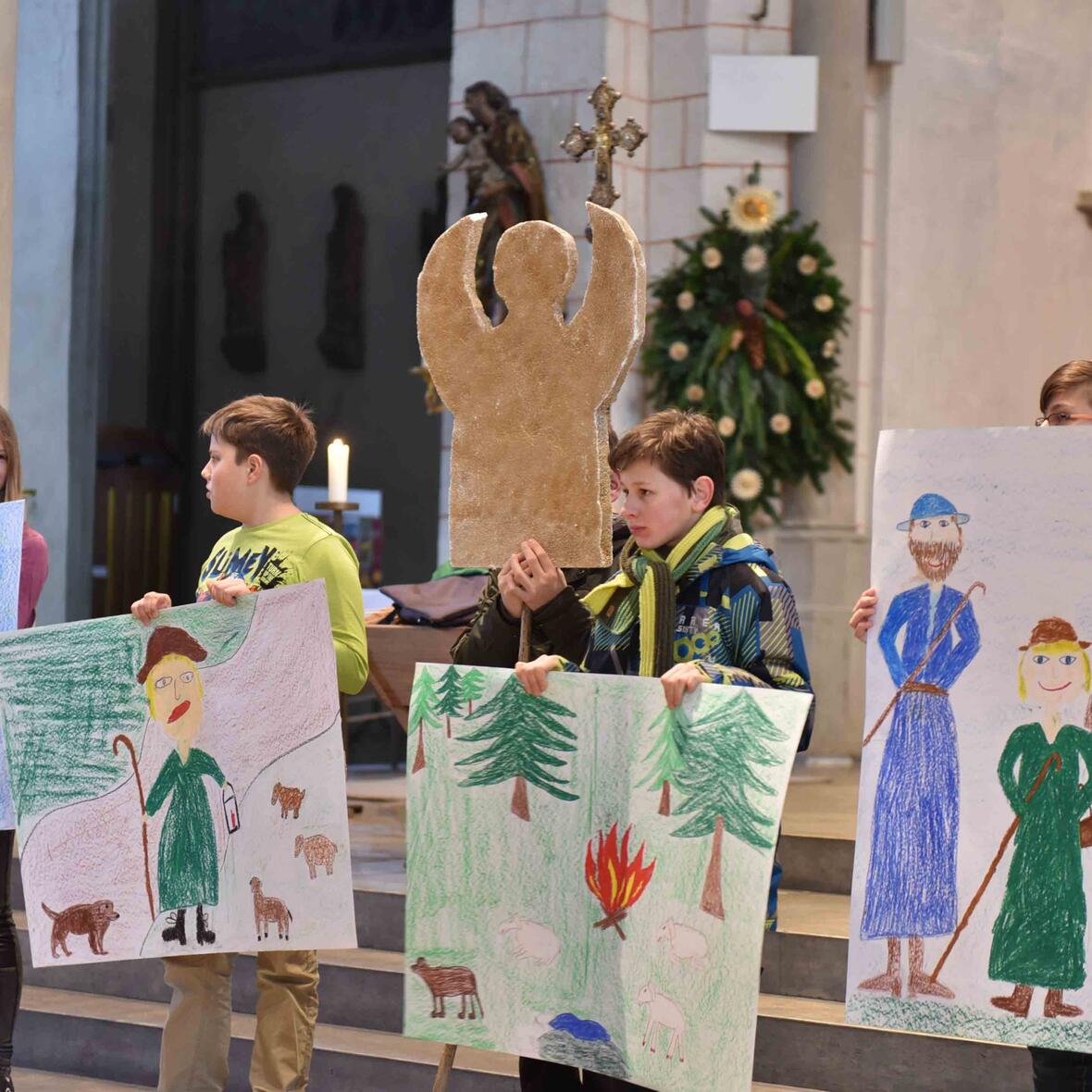Schüler erzählen anhand selbstgestalteter Plakate die Geschichte des Hirtenjungen Benjamin. Foto: Maria Steber / pba. 