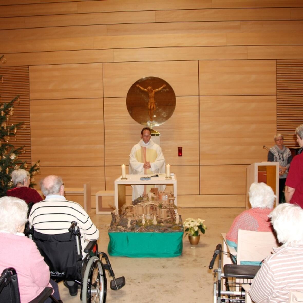 Weihnachtsgottesdienst im Caritas-Seniorenzentrum St. Hedwig (Königsbrunn) mit Stadtpfarrer Christoph Hänsler. (Fotos: Caritas/Bernhard Gattner)