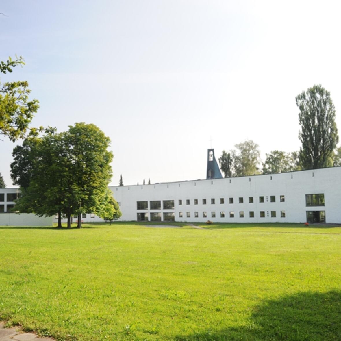 Das Exerzitienhaus Leitershofen bietet neben seinem umfangreichen Programm jede Menge Grün. (Foto: Nicolas Schnall / pba)