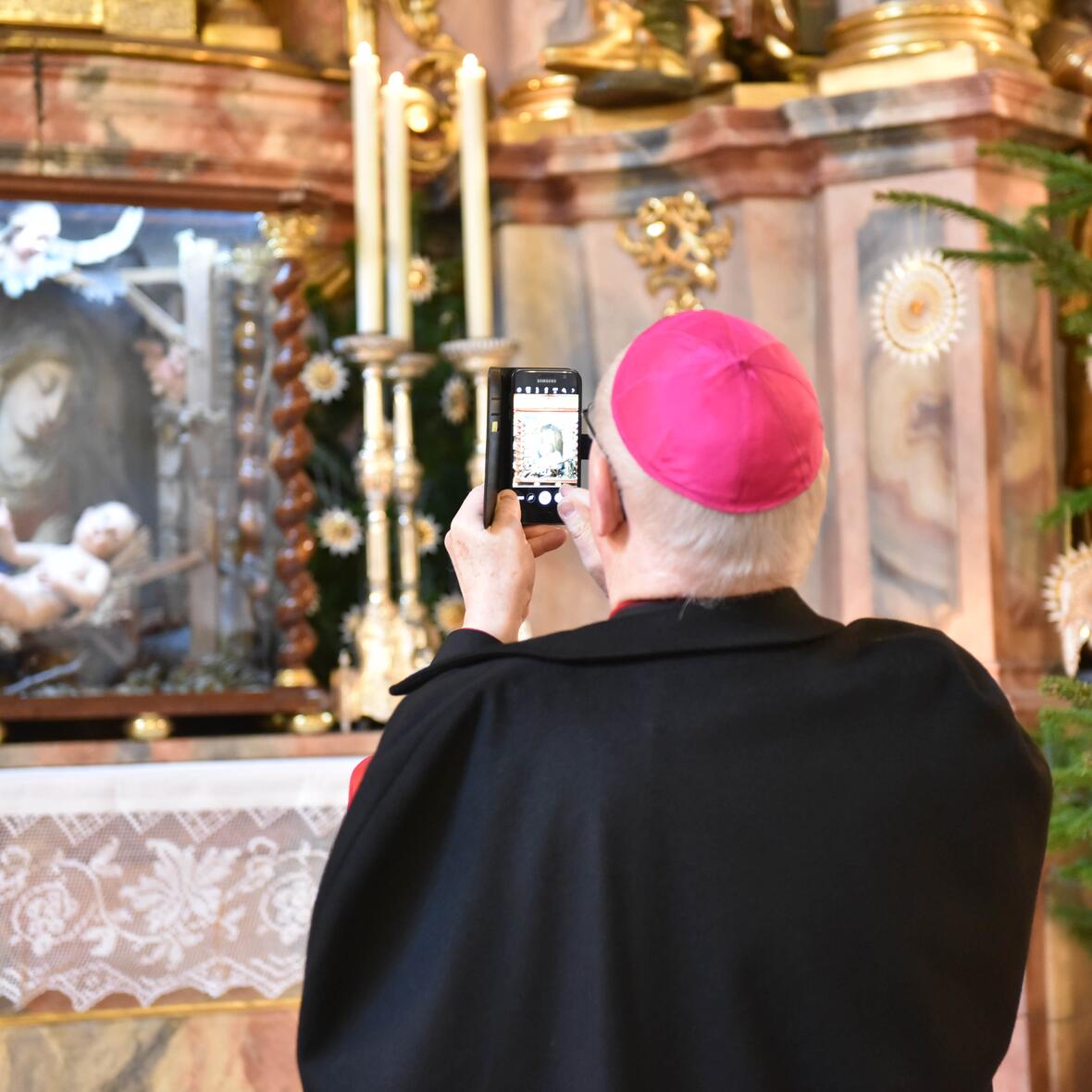 Rückblick und Vorschau: Bischof Konrad fotografiert die Mariendarstellung mit Jesuskind in der Marienkapelle des Augsburger Doms. (Archivfoto: Romana Kröling / pba)