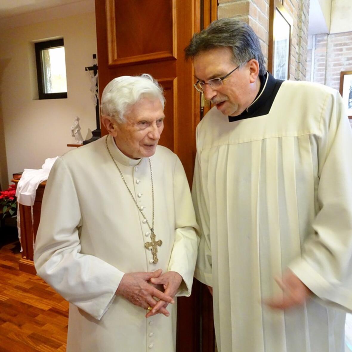 Domkapellmeister Reinhard Kammler im Gespräch mit Papst Benedikt XVI. (Foto: Josef Paul)