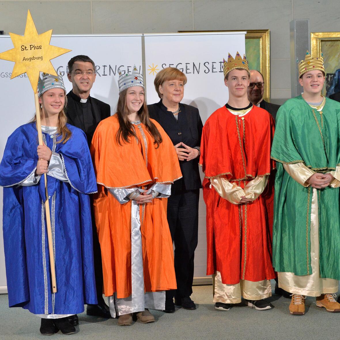 Die Sternsinger Johannes Büchler (15), Laura Seehüter (16), Marian Emde (14) und Katja Ebrecht (14) sowie Begleiter Pater Mate Ćilić aus der Gemeinde St. Pius in Augsburg-Haunstetten vertraten das Bistum Augsburg am Montagmorgen beim Sternsinger-Empfang in Berlin. (Foto: Ralf Adloff)