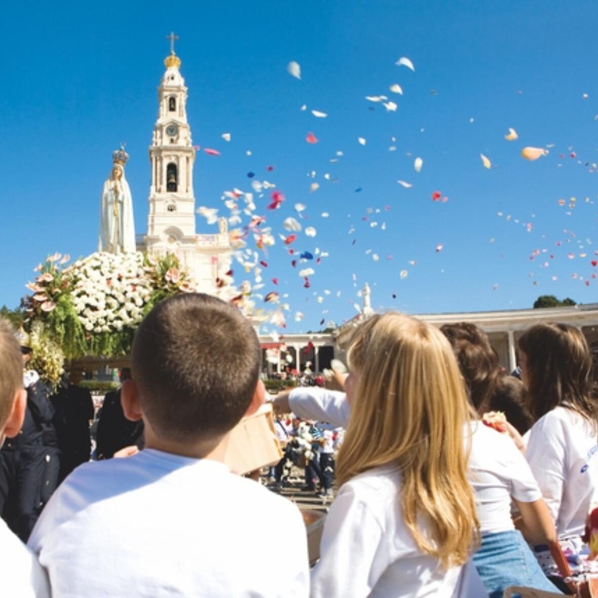 Im Gebet vereint: Vor 100 Jahren erschien die Gottesmutter in Fátima drei Kindern. (Foto: Sántuario de Fátima/bpb)