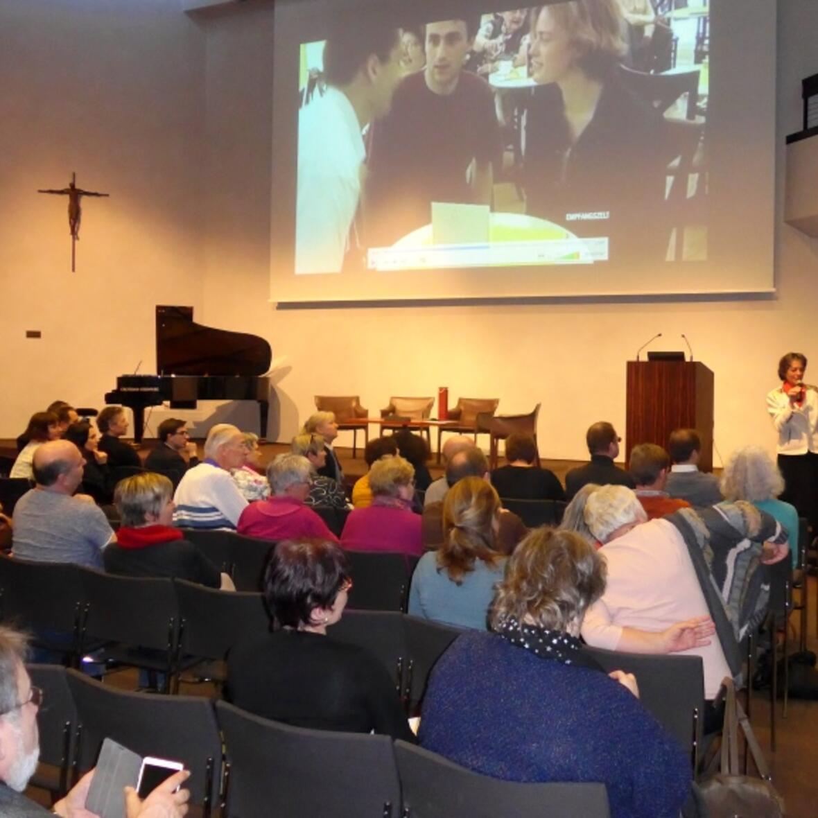 In seinem Workshop stellte Otto Neubauer verschiedene Projekte vor, mit denen er dem Glauben Fernstehende erreicht. (Fotos: Peter Riegger / Institut für Neuevangelisierung)