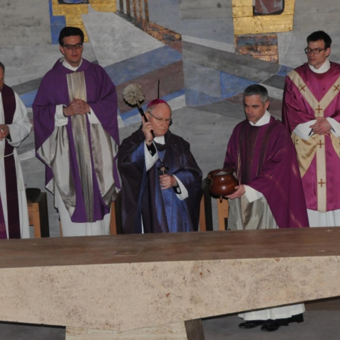 Während des Bußritus besprengte Bischof Konrad als Zeichen der Reinigung auch den Altar mit Weihwasser. (Foto: Roland Furthmair)