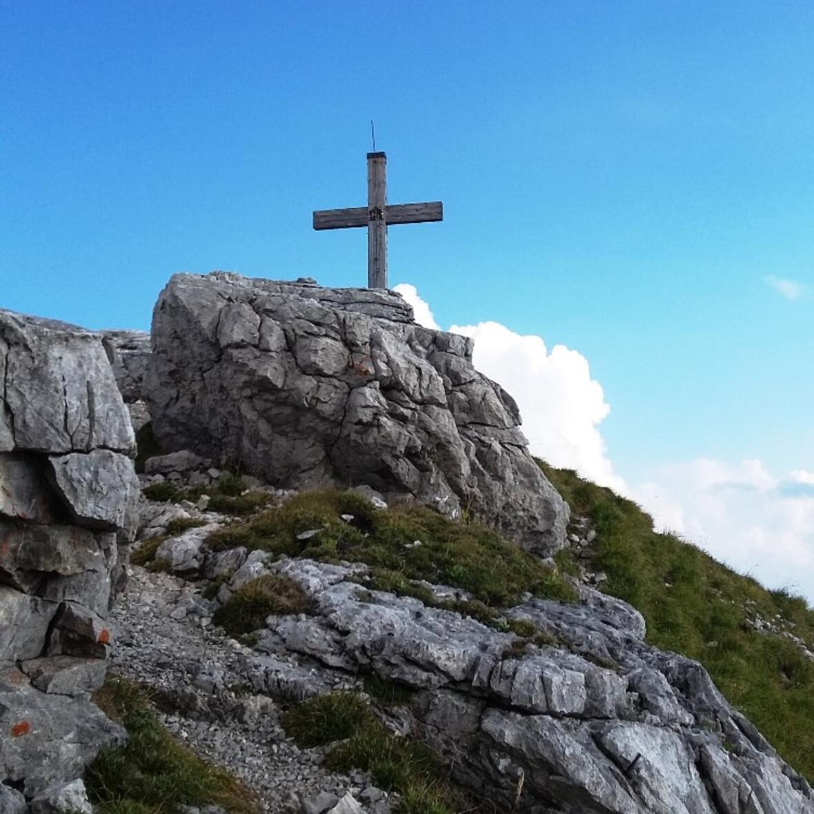 Gottesdienste feiern unterm Gipfelkreuz ist für viele Menschen ein beeindruckendes Erlebnis. (Foto: Haberstock-Blanz)