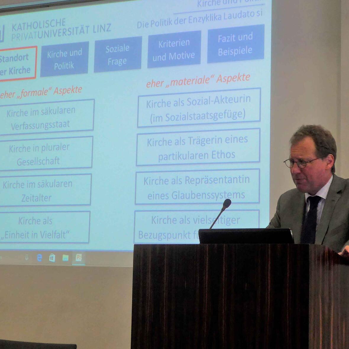  Sozialethiker Prof. Dr. Christian Spieß erläutert das Politikverständnis des Papstes. (Foto: KAB)