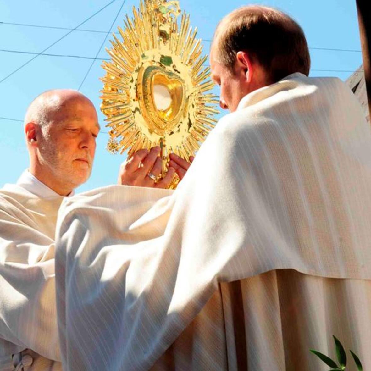 Das Allerheiligste wird an Fronleichnam in einer Monstranz durch die Augsburger Innenstadt getragen. (Foto: Maria Steber / pba)