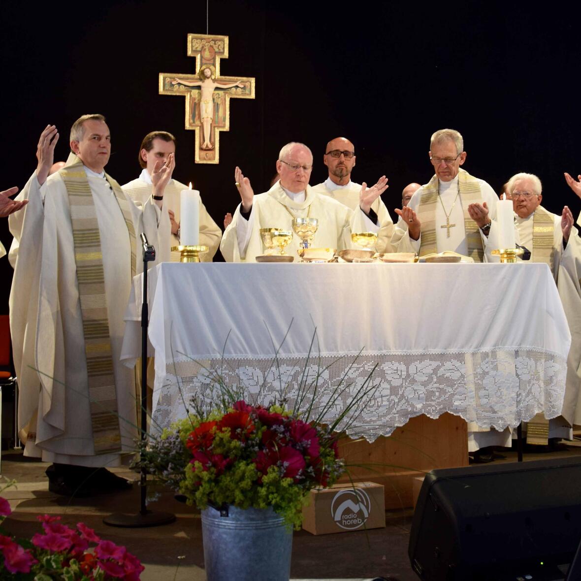 Konzelebranten beim Pontifikalamt mit Bischof Konrad waren unter anderem (von links) Dekan Karl-Bert Matthias und Radio Horeb-Programmdirektor Pfarrer Richard Kocher. (Foto: Sabine Verspohl-Nitsche/pdsf)